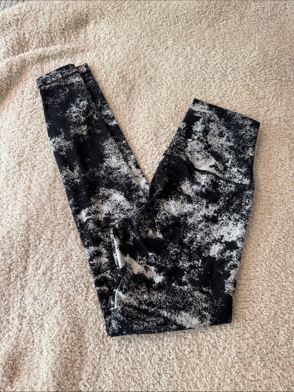 Lululemon wunder leggings Black & White Printed High-Waisted Size 6